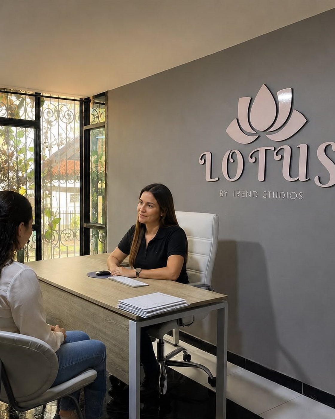 Recepción de Lotus Studio con el logo de la marca durante una entrevista de postulación